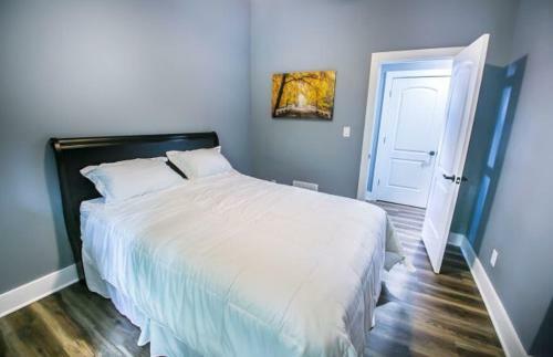 Cozy 3br Downtown Red Door House