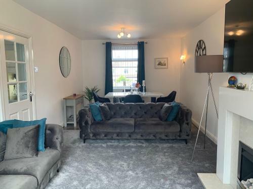 Modern 3 Bedroom Luxury Home With Private Drive