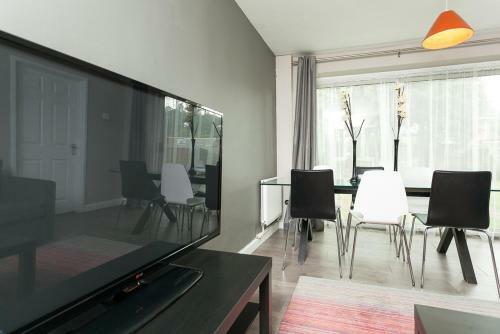 Apartamento Comfortable Contractor House Gatwick: Sleeps 6+