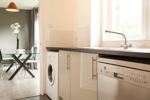 Apartamento Comfortable Contractor House Gatwick: Sleeps 6+