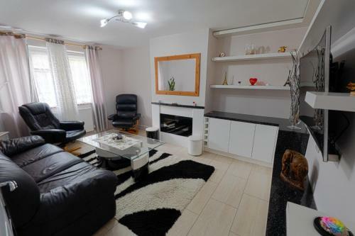 Immaculate 2-bed Apartment In Isleworth