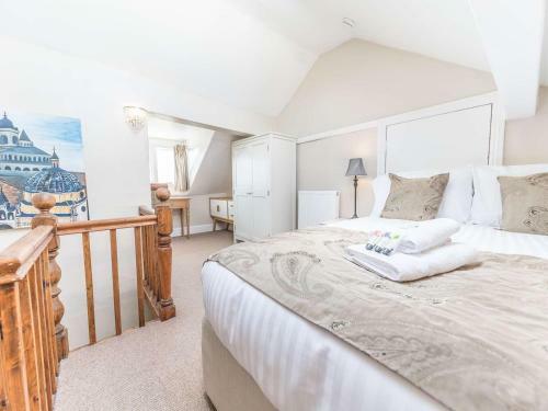 Pass The Keys Spacious Period Five Bed, Four Bath With Parking