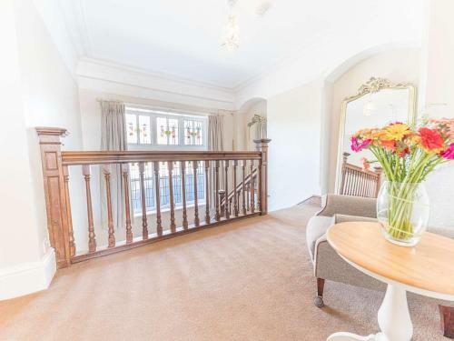 Pass The Keys Spacious Period Five Bed, Four Bath With Parking