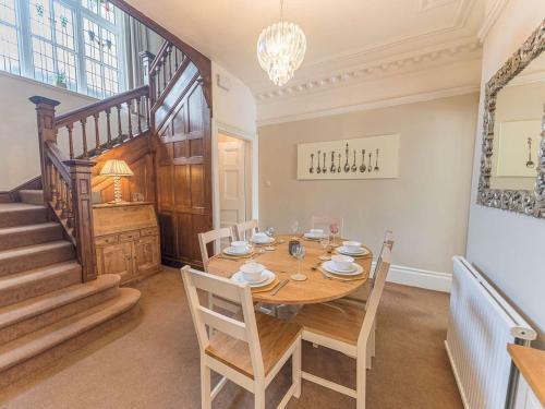 Pass The Keys Spacious Period Five Bed, Four Bath With Parking