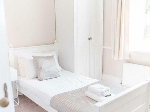Pass The Keys Spacious Period Five Bed, Four Bath With Parking