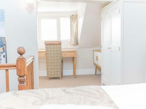 Pass The Keys Spacious Period Five Bed, Four Bath With Parking