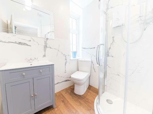 Pass The Keys Spacious Period Five Bed, Four Bath With Parking