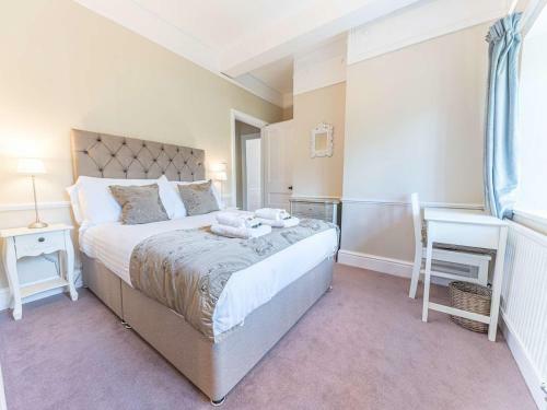 Pass The Keys Spacious Period Five Bed, Four Bath With Parking