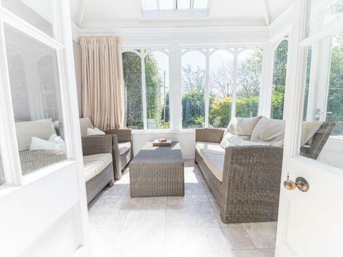 Pass The Keys Spacious Period Five Bed, Four Bath With Parking