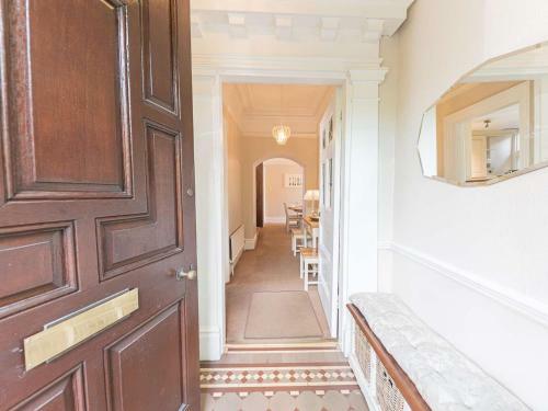 Pass The Keys Spacious Period Five Bed, Four Bath With Parking