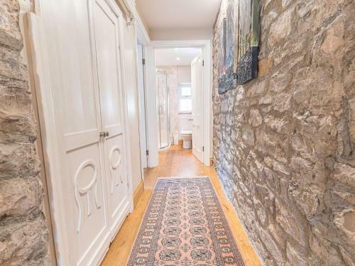 Pass The Keys Spacious Period Five Bed, Four Bath With Parking