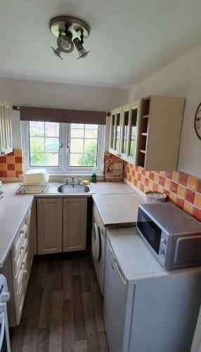 Beautiful 1 Bedroom Cottage With Courtyard.