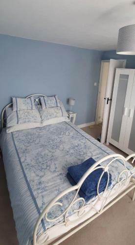 Beautiful 1 Bedroom Cottage With Courtyard.