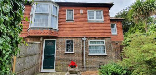 Beautiful 1 Bedroom Cottage With Courtyard.