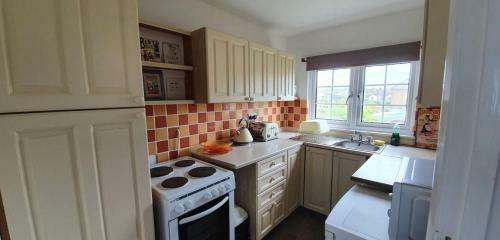 Beautiful 1 Bedroom Cottage With Courtyard.