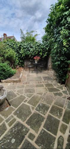 Beautiful 1 Bedroom Cottage With Courtyard.
