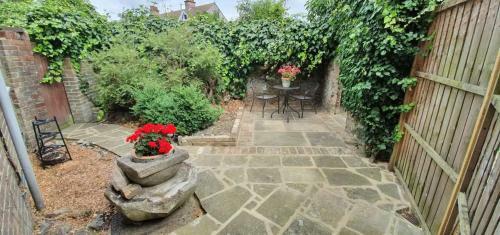 Beautiful 1 Bedroom Cottage With Courtyard.