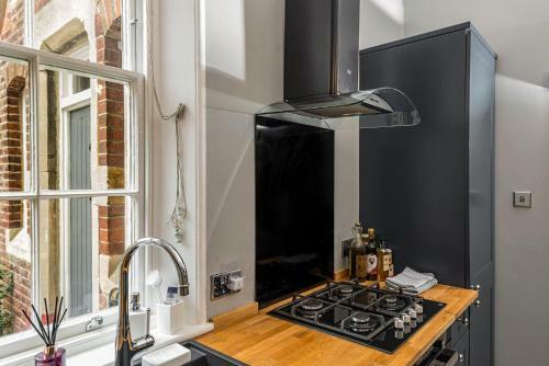 Coastal Cottage: Charming Three Bedroom Cottage With Private Garden