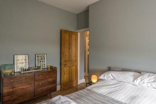 Coastal Cottage: Charming Three Bedroom Cottage With Private Garden