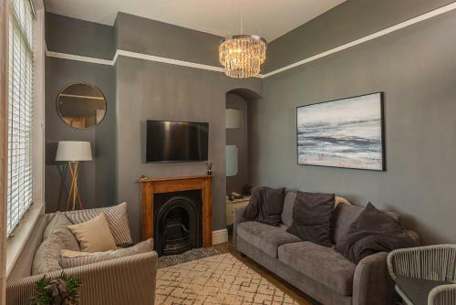 Coastal Cottage: Charming Three Bedroom Cottage With Private Garden