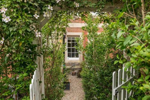 Coastal Cottage: Charming Three Bedroom Cottage With Private Garden