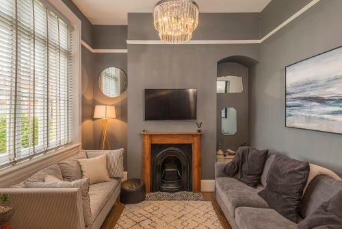 Coastal Cottage: Charming Three Bedroom Cottage With Private Garden
