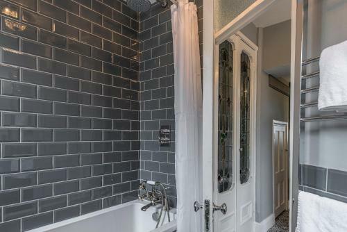 Coastal Cottage: Charming Three Bedroom Cottage With Private Garden