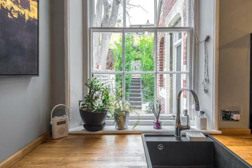 Coastal Cottage: Charming Three Bedroom Cottage With Private Garden