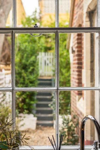 Coastal Cottage: Charming Three Bedroom Cottage With Private Garden