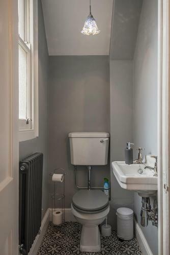 Coastal Cottage: Charming Three Bedroom Cottage With Private Garden