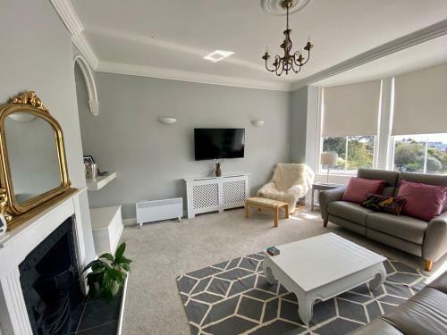 Marina View - Beautiful Apartment Overlooking The Harbour