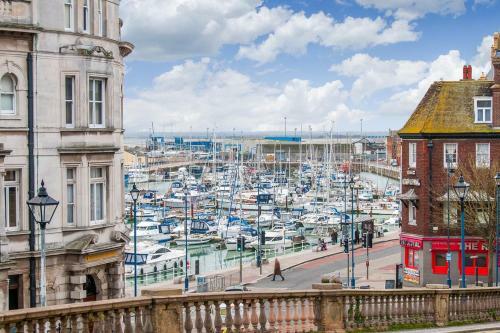 Marina View - Beautiful Apartment Overlooking The Harbour