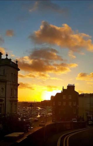Marina View - Beautiful Apartment Overlooking The Harbour