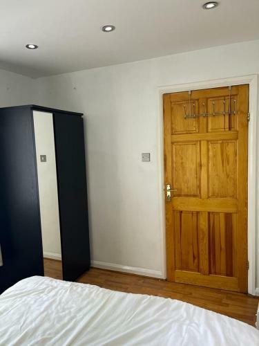 Large Private Double Bedroom With Free On Site Parking