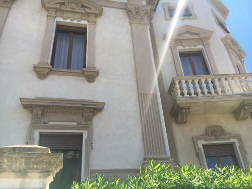 Beautiful Apartment In A Villa A Few Steps From The Sea