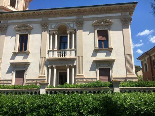 Beautiful Apartment In A Villa A Few Steps From The Sea