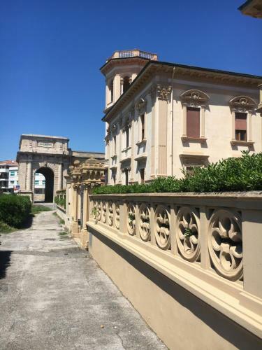 Beautiful Apartment In A Villa A Few Steps From The Sea