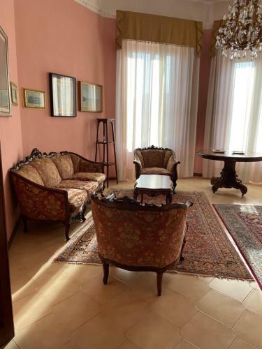 Beautiful Apartment In A Villa A Few Steps From The Sea