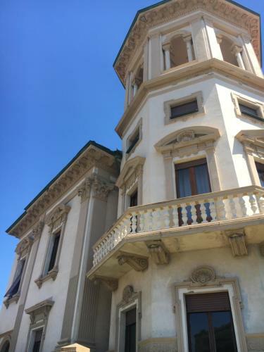 Beautiful Apartment In A Villa A Few Steps From The Sea