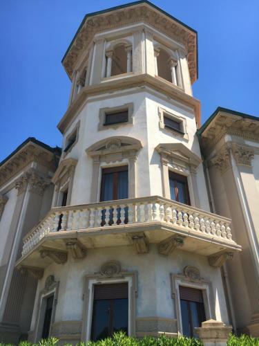 Beautiful Apartment In A Villa A Few Steps From The Sea