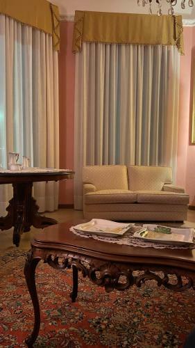 Beautiful Apartment In A Villa A Few Steps From The Sea