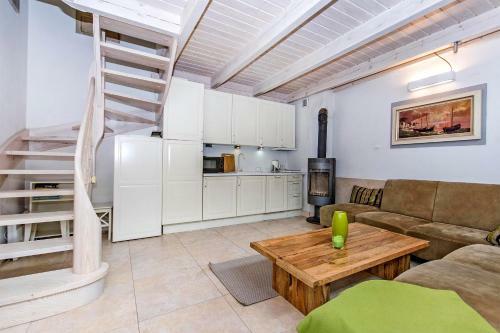 Carlo Rentyear Apartments