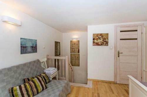Carlo Rentyear Apartments
