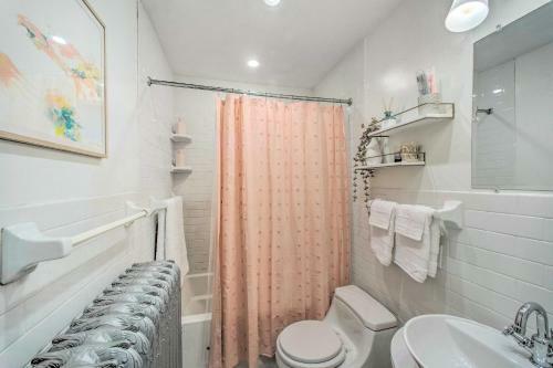 Idyllic Abode With Porch About 2 Mi To Downtown!