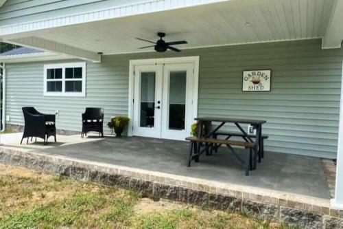 Stunning 2 Bed Room Hubbard Farm House