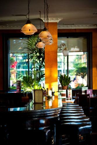 Riverbank House Hotel