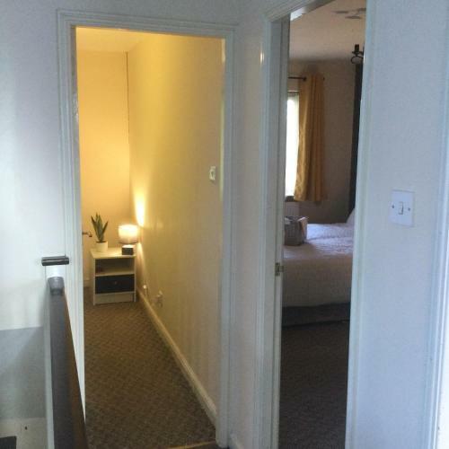 6 Beds Sleeps 7- Elegance Leisure Stay, Oldham
