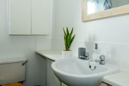 6 Beds Sleeps 7- Elegance Leisure Stay, Oldham