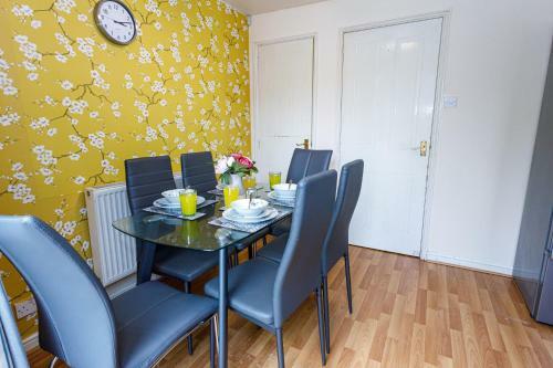 6 Beds Sleeps 7- Elegance Leisure Stay, Oldham