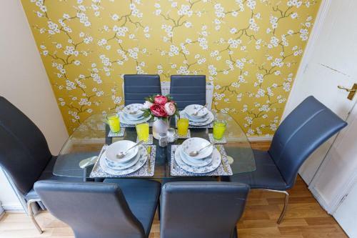6 Beds Sleeps 7- Elegance Leisure Stay, Oldham